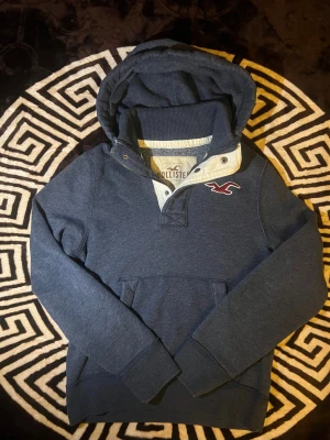 Marinblå hoodie från Hollister  - Snygg marinblå hoodie från Hollister med vit krage och dragkedja(SÄLLSYNT)🔵|              Skriv vid funderingar!                                            Priset kan självklart diskuteras!!!