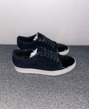 Lanvin Cap Toe  - Säljer dessa sjukt snygga navy lanvin skorna i bra skick. Skorna är uk 6 men passar runt 42 Skorna har en defekt att snöret är lite sönder på ena skon men det går lätt att fixa. Självklart är dem äkta. Fraktar inom 24 h 📦💨 skriv vid intresse eller övriga funderingar. Skorna är inte riktigt så vita på sulan ljuset gör skillnad.