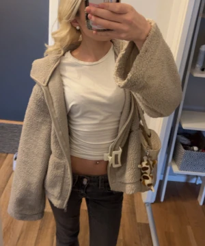 Pilejacka - Säljer nu denna fina jackan eftersom den inte längre kommer till någon användning. Väldigt mjuk och mysig!