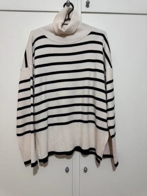 Tröja  - En svart/vit randig tröja i stl S som är i väldigt bra skick säljs för 100 kr.