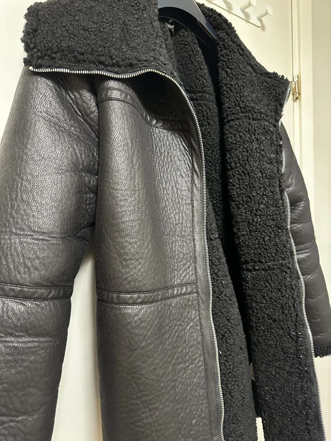 Svart teddyjacka med skinnlook - 1