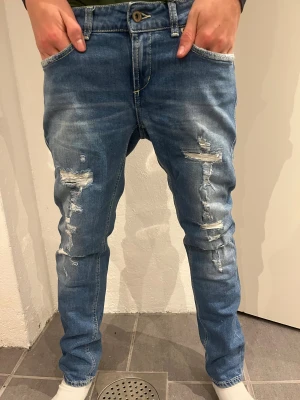 Dondup  - Säljer ett par dondup Jens med snygga slitningar storlek:29 slimfit🔥tveka inte att ställa frågor🔥priset är inte hugget i sten 