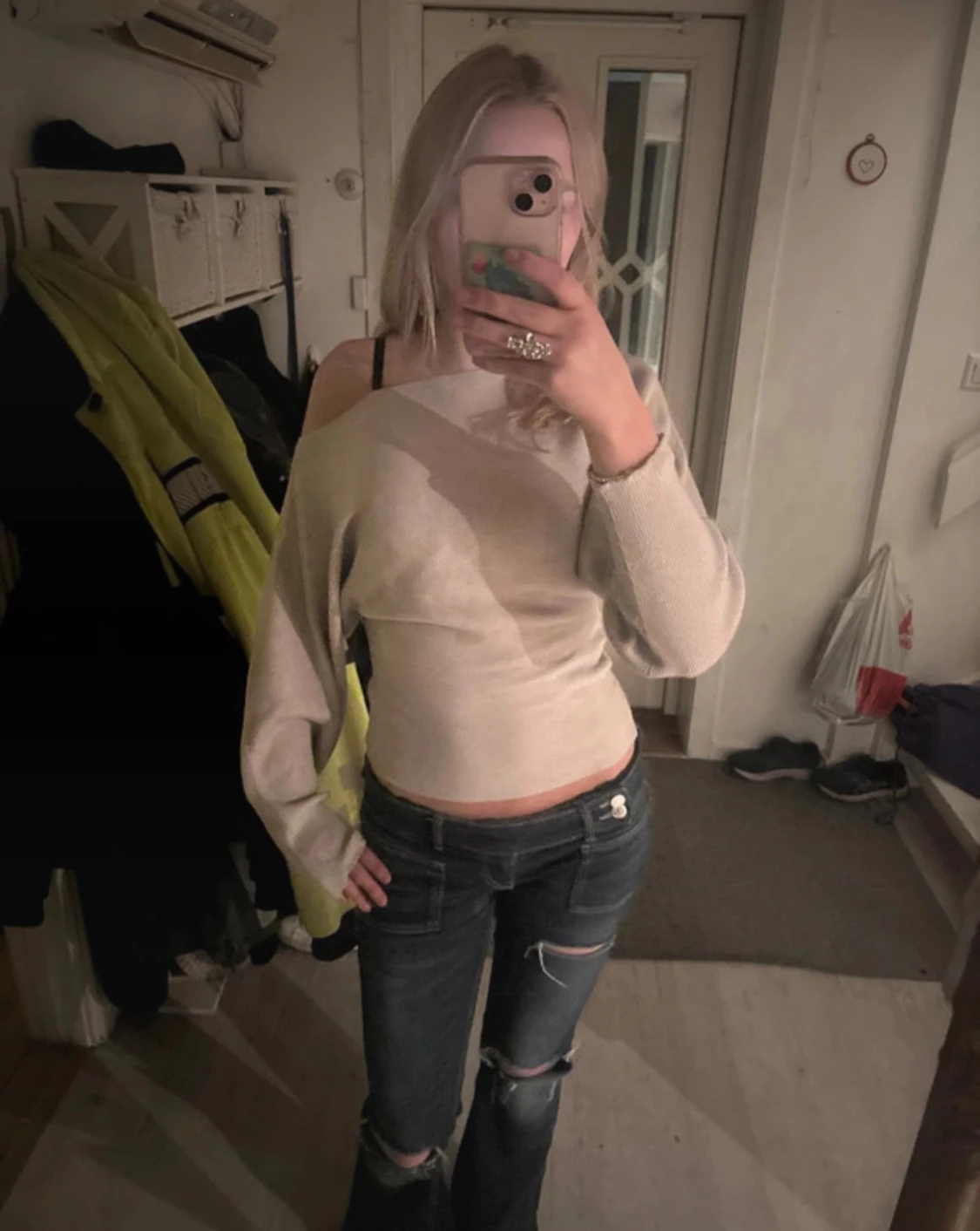 Beige offshoulder stickad tröja