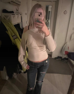 Beige offshoulder stickad tröja - Snygg beige stickad tröja med offshoulder-design och lång ärm. Helt ny, strl 146/152 men passar mig som har 158. Super snygg!