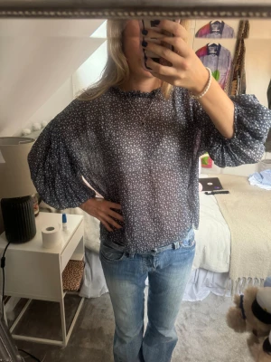 Blus från Hunkydory - Säljer en blus från Hunkydory som är mörkblå med vita små stjärnor. Den kan användas till alla olika tillfällen.