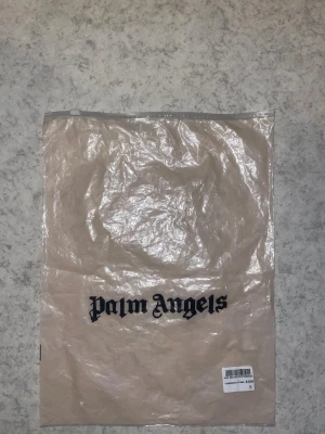 Palm Angels  - Svart från Palm Angels i storlek S, tröjan är helt oanvänd! Mycket fin tröja, vid frågor elr annat är det bara att skriva✍️ kan komma överens om pris✍️