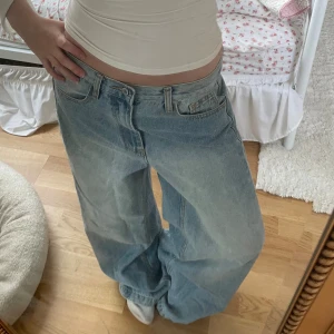 Ljusblå wide jeans från Brandy Melville  - Säljer ett par ljusblå jeans med riktigt breda ben. Jeansen är från Brandy Melville och är aldrig använda för dom va för baggy för mig. 💞Materialet är jeans och passformen är loose. Mått: • midja: 40cm • skrev: 30cm • längd vid ben: 103cm • längs ner: 31 cm 