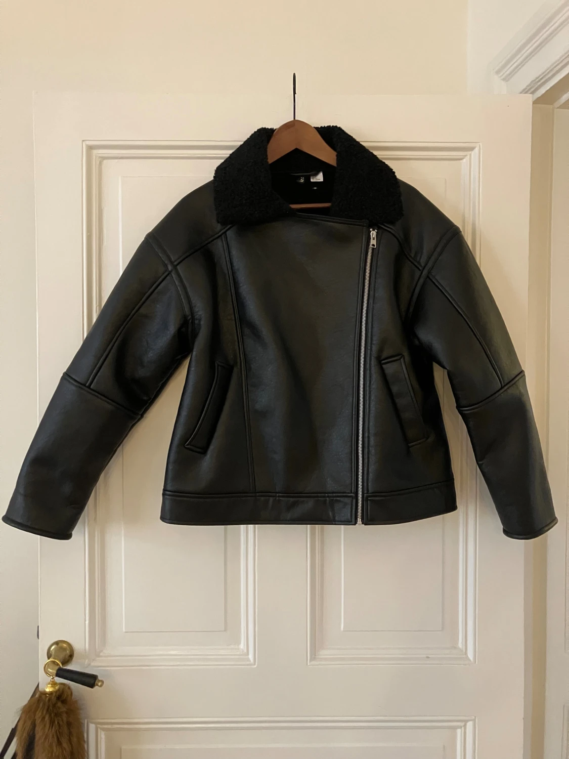 Svart teddyjacka från H&M Divided - 1