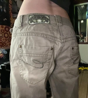 Y2K jeans - Beiga y2k jeans i storlek S. Har snygga gröna sömmar och detaljer! Mycket bra skick.