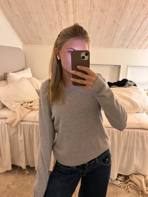 Grå stickad tröja - Grå stickad tröja i storlek xs ifrån vero Moda i skönt material