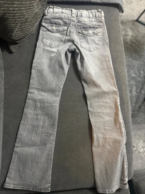 Gina Tricot byxor - Ett par gråa Gina Tricot byxor i storlek 158, helt nya och aldrig andvända då de är lite för små på mig. Byxorna har justerbar midja från insidan, så man kan helt enkelt tajta till dem för bättre passform.