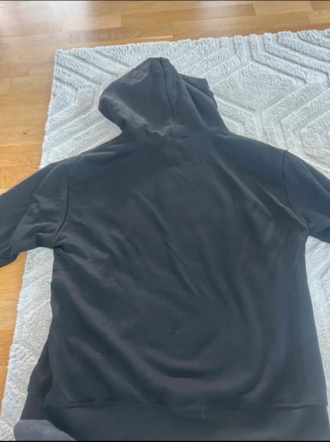 Svart hoodie från Ami Paris med hjärtdetalj - 2