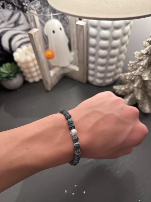 Svart och vit pärlarmband med mönster - .Tja det är helt nytt och är i elastiskt  material. Men var försiktig med att strecka det för långt. Finns flera färger så kolla in min profil om du vill ha flera stycken. Perfekt till bra outfits.