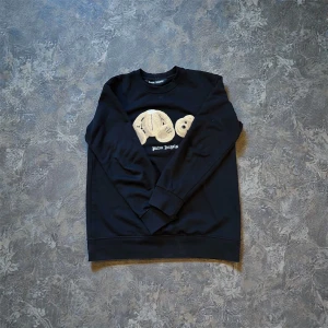 Palm angels tröja - Stilren tröja som kmr få alla att tänka vilken stil den här personen har, hör av dig för fler bilder och priset är ej hugget i sten:)