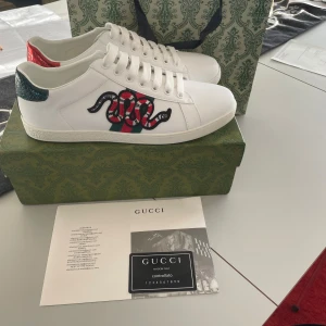 Gucci Ace  - Nu säljer jag ett par fräscha Gucci Ace, skön comfort Box, kort, bag samt allt og medföljer självklart!                             - Storlek 43 pris sitter inte i sten, tveka inte att höra av dig. 