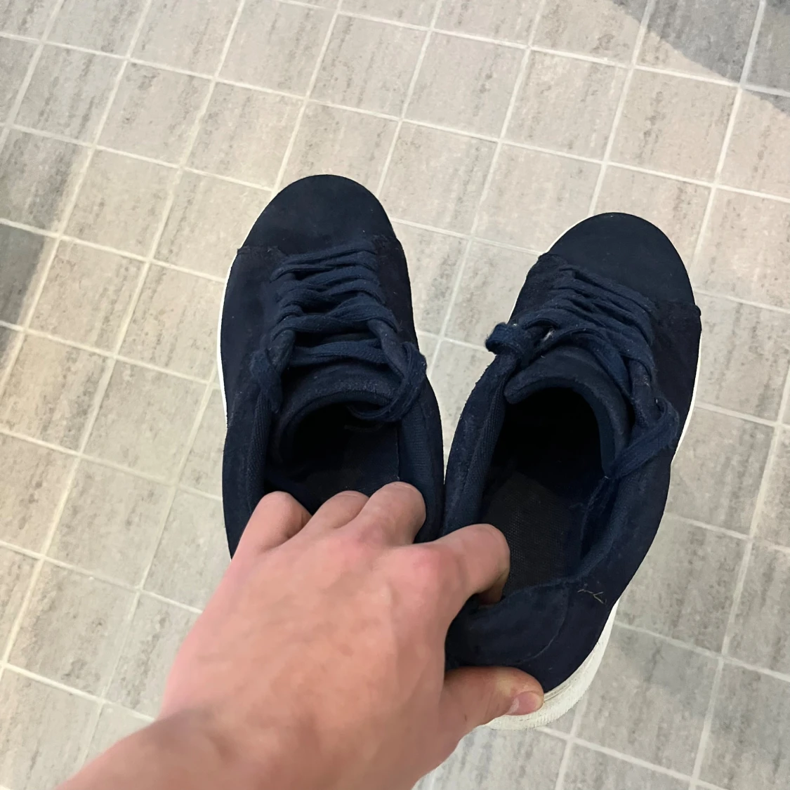 Mörkblå sneakers med vit sula - 2