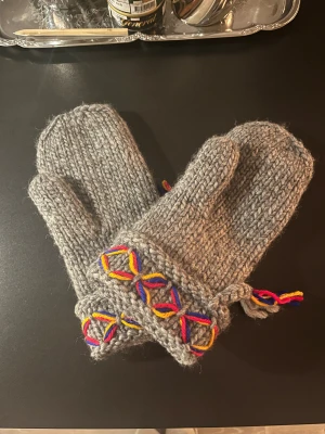 Stickade vantar  - Gråa jätte fina stickade vantar❤️ aldrig använt och är helt nya. Säljer för det har blivit en miss ja dem var i ett kit men det blev bara två vänstra vantar istället för en höger och en vänster❤️ köpt för 350 kr.