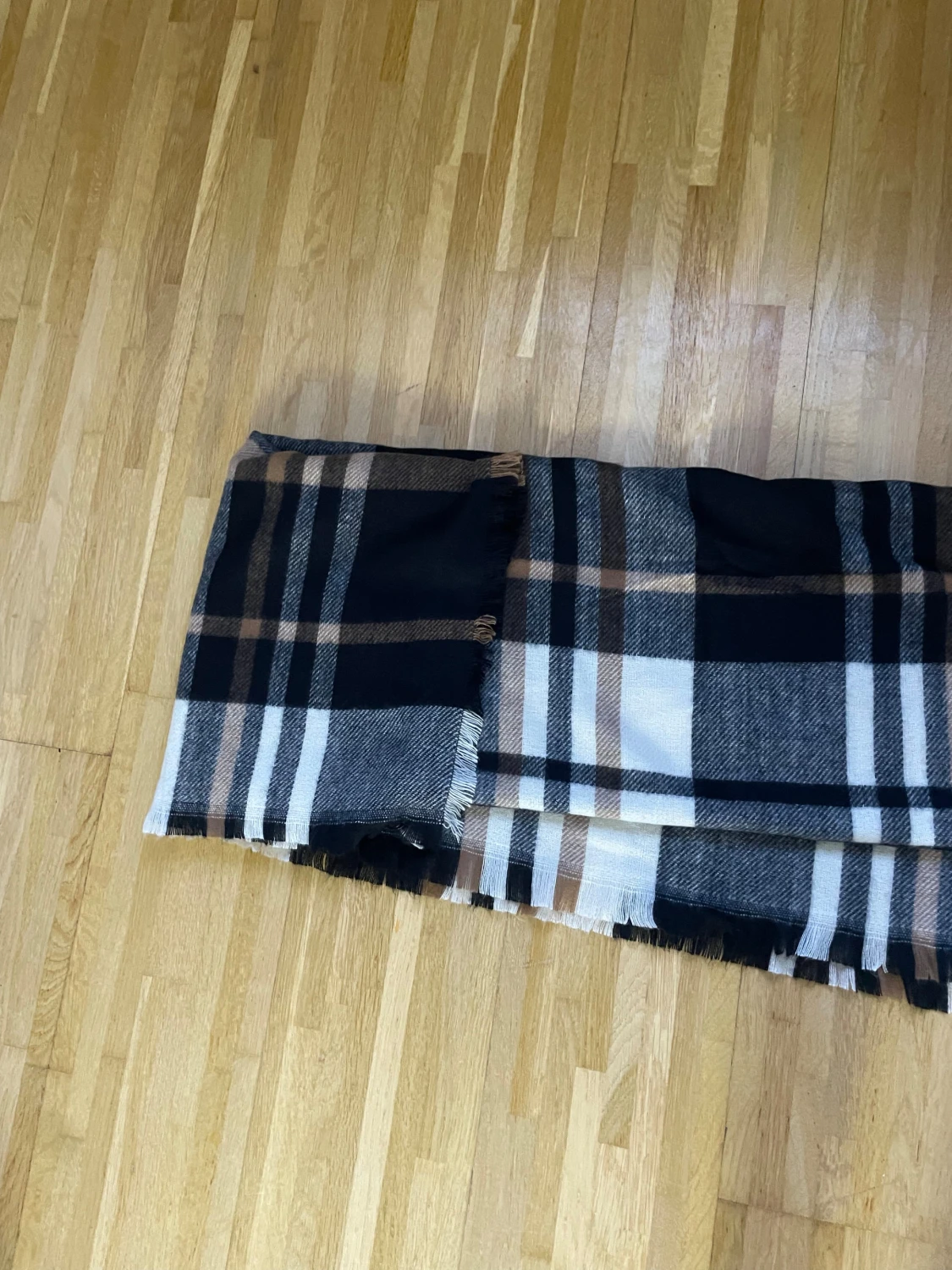 Rutig halsduk i svart, grått och beige - 2