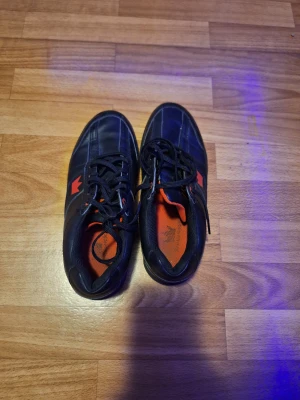 Bowlingskor, strl 39 - Begagnade bowlingskor från Brunswick.