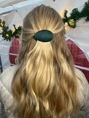 Mörkgrön Elegant hårklämma i satin - Snyggt mörkgrön hårspänne med oval form, klädd i glansigt och mjukt satintyg. Hårspännet har en metallklämma på baksidan inklätt i siden för att fästa bättre och inte slita på håret! Perfekt för att ge din frisyr en stilren och modern touch.