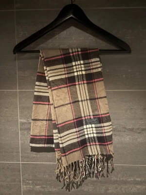 Burberry halsduk - Tja! Säljer nu en stilig burberry halsduk. Vid intresse är det bara att höra av sig 