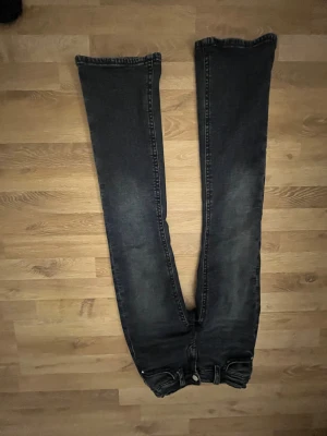 Mörkblå jeans från Gina Tricot 164 - Snygga mörkblå jeans från Gina Tricot i storlek 164. Jeansen har raka ben, resår i midjan och coola bakfickor med lock och knapp. Perfekta för dig som gillar en klassisk men ändå trendig look. Saknar en knapp på bakfickan 