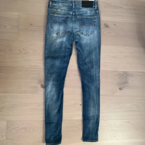 Tiger of Sweden Slight jeans blå 28/32 - Snygga blå jeans från Tiger of Sweden i modellen Slight, tillverkade i Italien. Nypris cirka 1300kr. Skick 9/10.Perfekta för dig som gillar stilrena och moderna jeans.Priset kan diskuteras lite. Är öppen för byten.