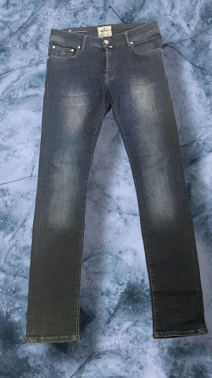 Morris Jeans modell: Triumph superstretch - Ett par stilrena Morris jeans som passa utmärkt till alla tillfällen! Storlek 📏: 29L 32L Skick: Väldigt bra skick Färg 🎨: mörkblå jeans med ljus fade Nypris: 1600kr Frakt 🚚: Alla klädesplagg som säljs hos mig paketeras med kvalitet och skickas iväg samma dag eller dagen efter! Klädesplaggen tvättas såklart innan frakt Priset kan diskuteras🤝  Tveka inte på att höra av er vid minsta fundering😊