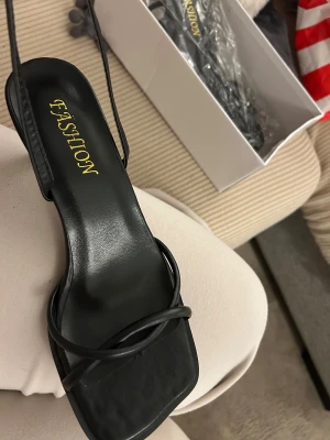 Svarta sandaler med klack och remmar - Svarta klackskor med remmar. Aldrig använda. För små för mig. Storlek 37.