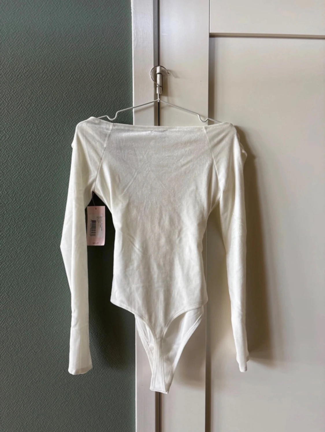 Vit off-shoulder body i sammet från Nelly - 5