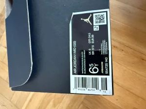 Nike Air Jordan 1 Mid Racer Blue - Säljer ett par Nike Air Jordan 1 Mid i färgen Racer Blue/White/Black. Klassisk siluett med svart och vitt skinn, blå detaljer och vit mellansula. Snygg retrostil med snörning och rund tå. Kommer med originalkartong med guld Jumpman-logga. Använda 5 mån