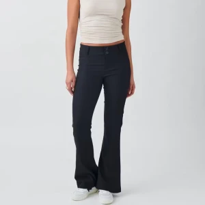 Ginatricot - y2k bootcut trousers - Virala y2k kostymbyxorna i färgen svart. Sitter tajt och jättefint på kroppen! Byxorna är köpt i petiet längd (Är själv 158)! 