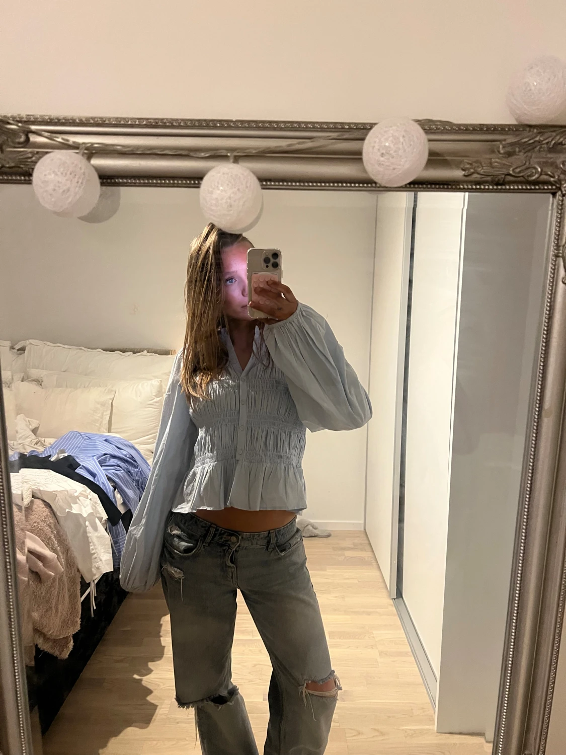 Ljusblå blus med volang och smock