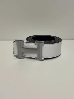 Herme’s Bälte - Säljer ett helt nytt bälte, aldrig använd. Storlek 110. Snabb frakt fraktas inom 24h efter köp. Kan härmas i Haninge, skriv gärna vid fler frågor.