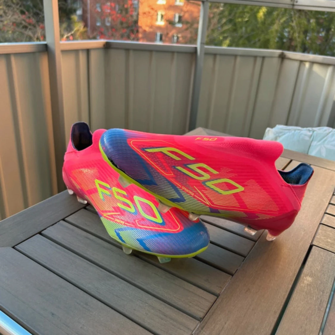 Adidas F50 fotbollsskor neonrosa