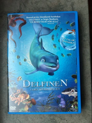 Delfinen i det stora havet DVD - Följ med på ett fantastisk och äventyrlig resa i den magiska undervattensvärlden med tonårsdelfinen Daniels magiska färd, när han överger tryggheten i flocken och ger sig ut i det okända för att uppfylla sin dröm att hitta den sanna meningen med sitt liv.   Finns på språk: Svenska, Finska, Danska, Norska  OBS!! skivorna är begagnade så det kan förekomma repor/hairlines på skivorna, men då jag kollar igenom alla filmer jag säljer garanterar jag att alla funkar felfritt om inget annat står! :)