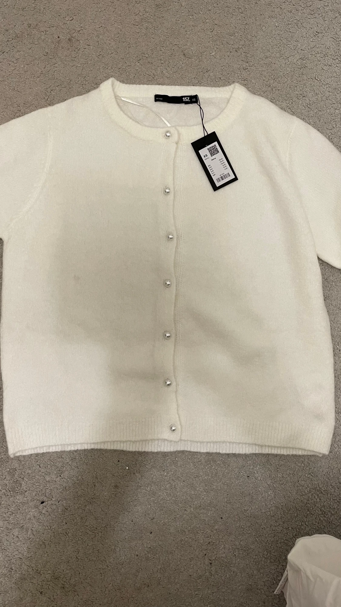 Vit kofta med pärlknappar från lager 157