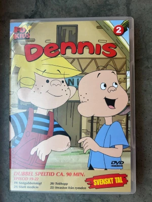 Dennis DVD - Dennis DVD med dubbel speltid och episoderna 19-22. Innehåller Snögubbetokigt, Tokhopp, Stark medicin och Invasion från rymden. Svenskt tal.  Finns på språk: Svenska, Danska, Norska   OBS!! skivorna är begagnade så det kan förekomma repor/hairlines på skivorna, men då jag kollar igenom alla filmer jag säljer garanterar jag att alla funkar felfritt om inget annat står! :)
