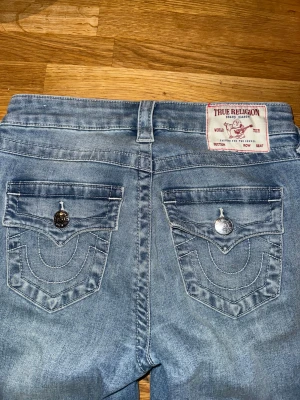 True Religion Becca Bootcut Jeans  - säljer dessa true religion jeans, jättebra skick och inte slitage 