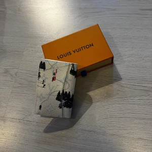 . - Riktigt fet plånbok, riktigt skön design med skidåkning perfekt för alla som gillar skidor. Skriv till mig vid funderingar. Priset kan diskuteras vid snabb affär. Extremt eftertraktad och den enda på plick så först till kvarn 💫