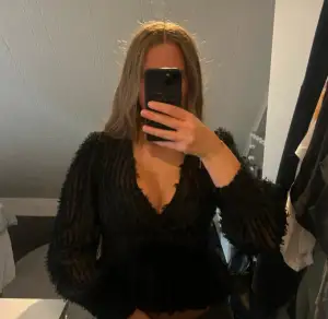 Svart blus från NA-KD med omlott-design och v-ringning. Så snygg!! 