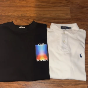 En svart och en vit tshirt från Lindex - Den svarta tshirten är jättesnygg och skön och det står några ord på den. Sedan en fin bakgrund på den. Den vita kostym tshirten är riktigt snygg och skön med en häst logga och står några bokstäver. Den vita är storlek XS. Den svarta storlek S.