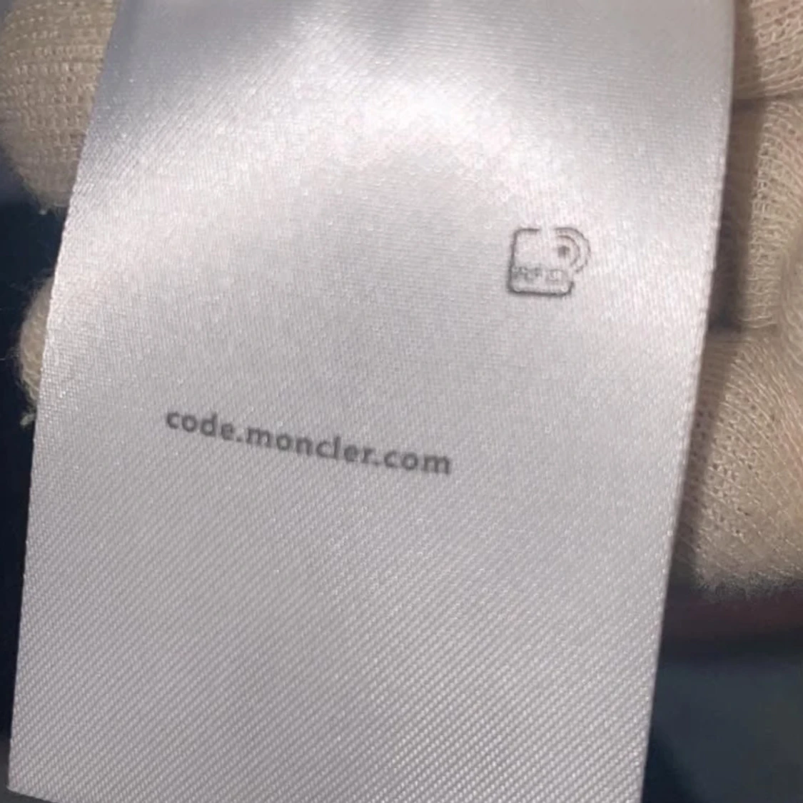 Vit moncler black patch mössa  - 2