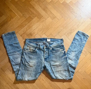 Blå skinny jeans från H&M - Säljer ett par blå H&M jeans med skinny passform och klassisk femficksdesign. Jeansen har en ljus tvätt med slitningar och är tillverkade i jeansmaterial. Perfekt för dig som gillar en smal siluett och vill ha en cool, avslappnad look.