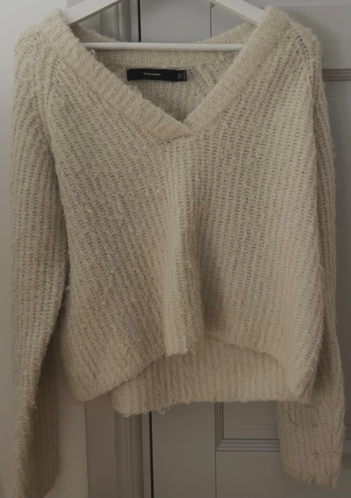 Beige stickad V-ringad tröja Vero Moda