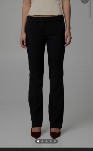 Svarta kostymbyxor från bikbok - Säljer mina kostymbyxor då dem har blivit för stora skulle uppskatta dem som M dem är lika trasiga längs ner på benet 💞💞