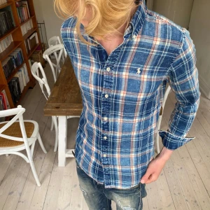 Ralph Lauren skjorta  - Sjukt snygg Ralph Lauren skjorta med en faded/ solblekt look 🙌 Det du ser är inte fläckar utan solbleknad, skriv vid fråga 👍 