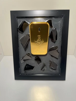 1 Million parfym tavla - 1 million parfym (tavla)