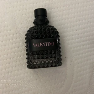 Valentino born in rome,100mi.lägg prisförslag  - En uppfiskande perfymen med lite mindre  än halva kvar.den är köpt i augusti 2024 från kicks i Östersund.skriv om du vill veta mer.har inte förpackningar eller kvitto kvar tyvärr 
