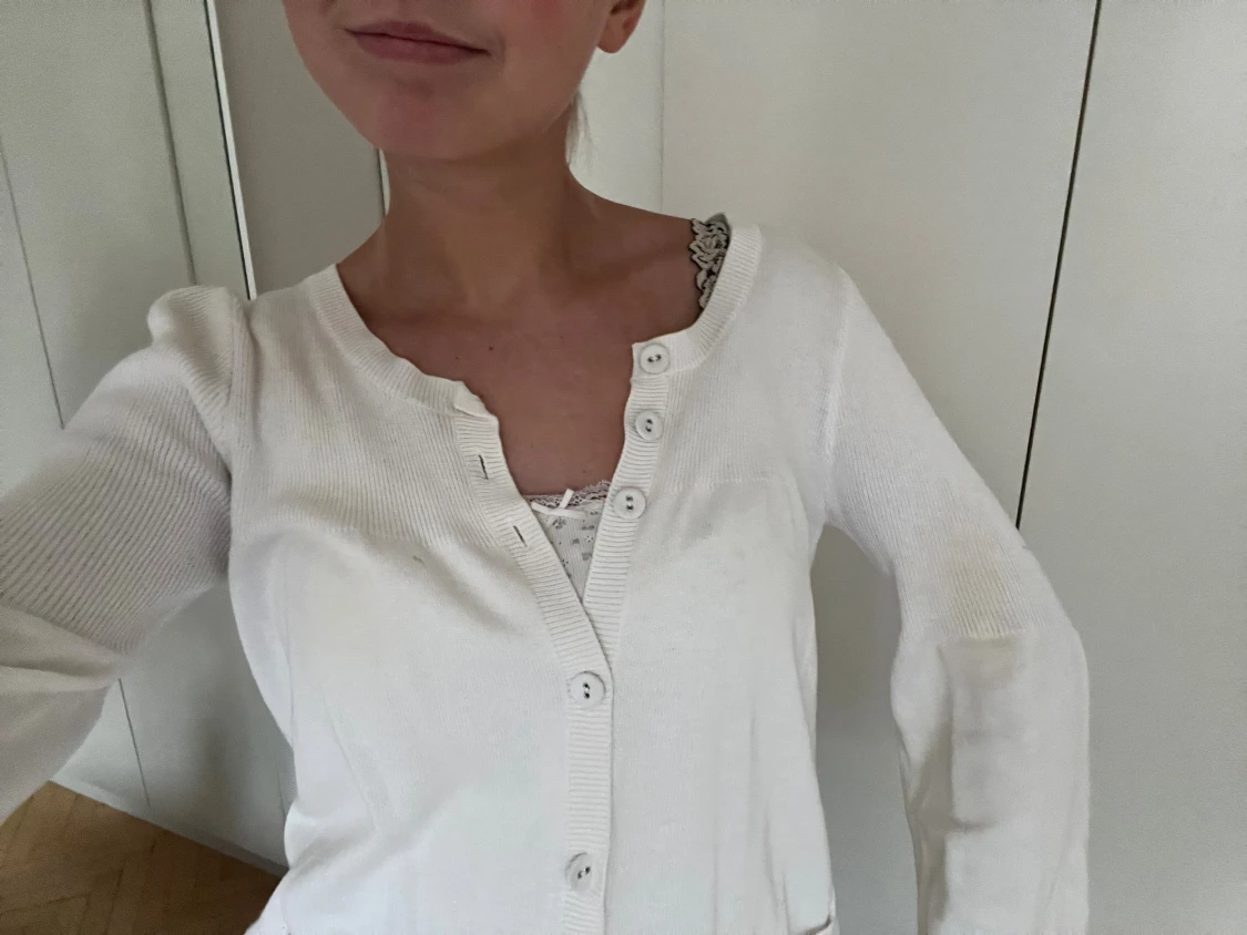 Vit kofta med knappar och fickor - 1